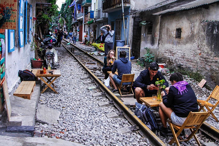 rue du train Hanoi cafe
